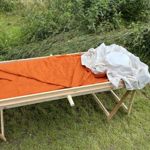 Wade in prachtig warm oranje/wit biologisch afbreekbaar hennep en katoen. Bekijk producten voor een ecologische uitvaart, (natuur)begrafenis of crematie.